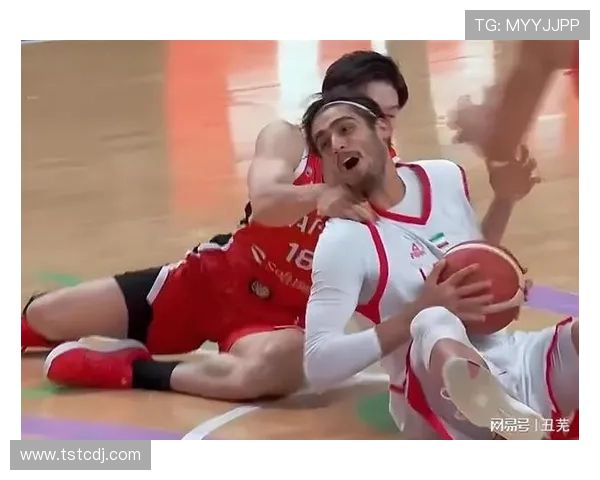 伊朗男篮与日本男篮激烈对决 哈达迪亲临赛场指导年轻球员成长